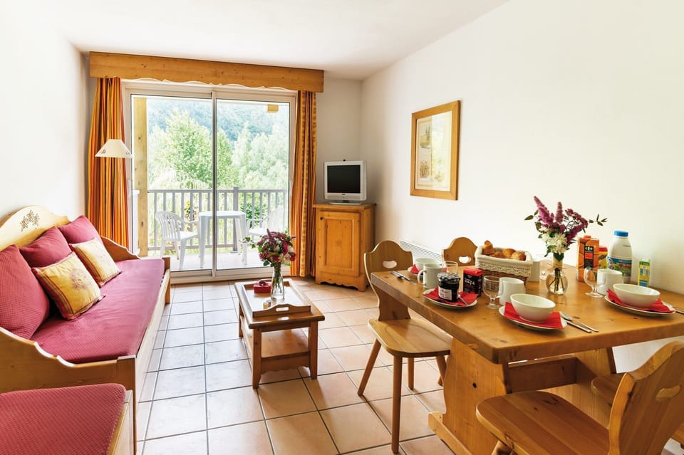 Come and stay in our cozy and rustic apartment in Saint-Lary! (Views vary).