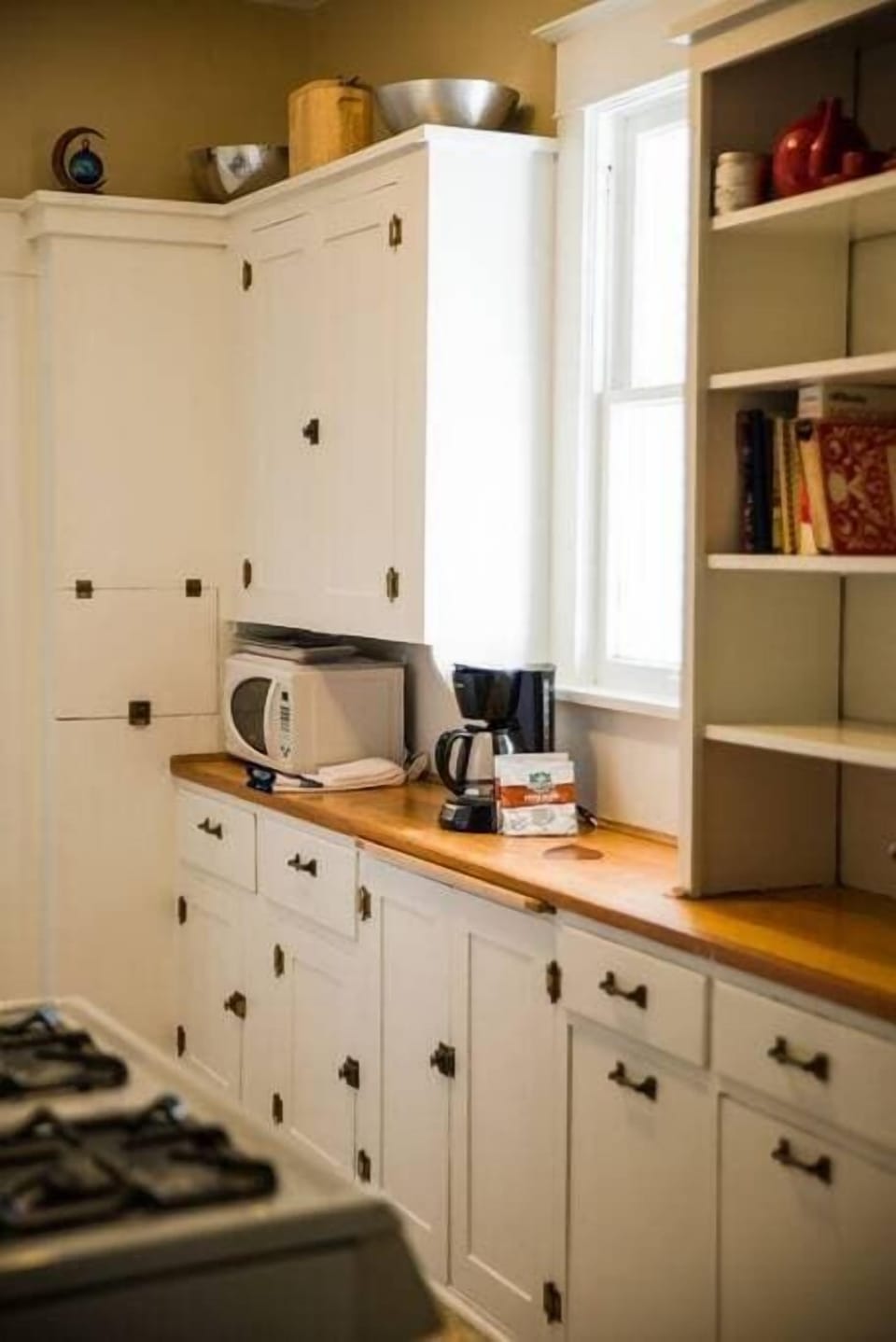 Let the smells of coffee fill the room as you wake up to this bright kitchen