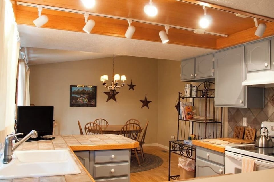 Kitchen to diningroom