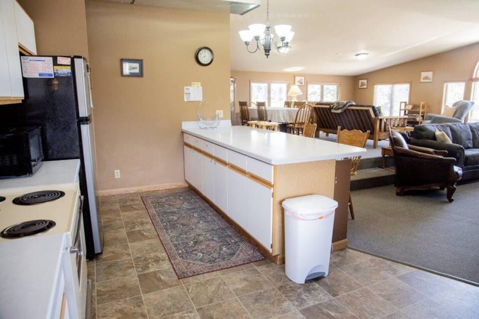 Kitchen equipped with all the utensils you need, dishwasher, oven/stove, refrigerator, freezer, coffee maker.
