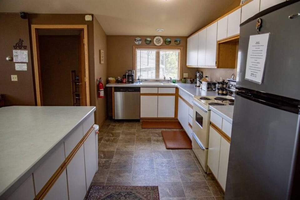 Kitchen equipped with all the utensils you need, dishwasher, oven/stove, refrigerator, freezer, coffee maker.