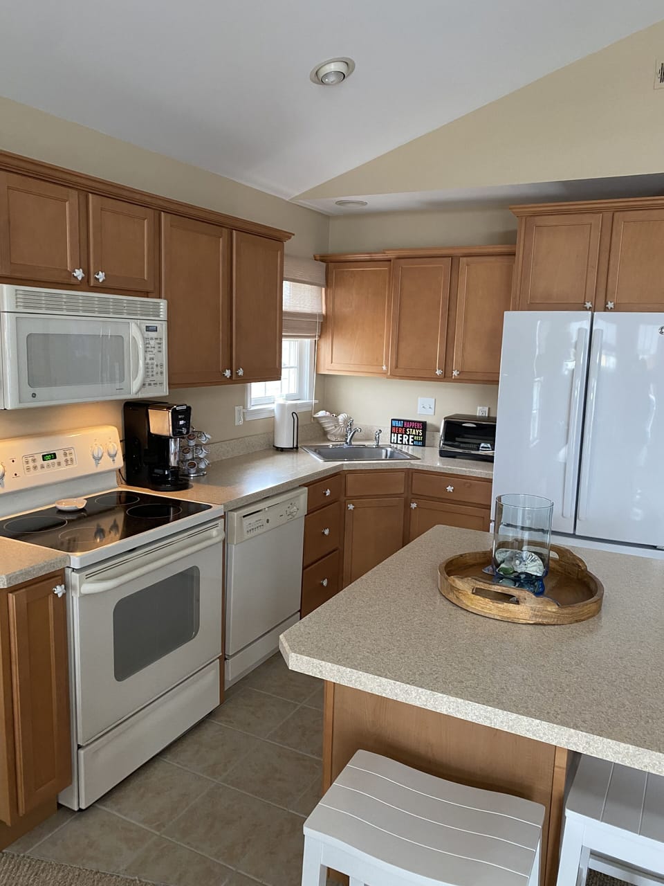 Fully stocked kitchen!