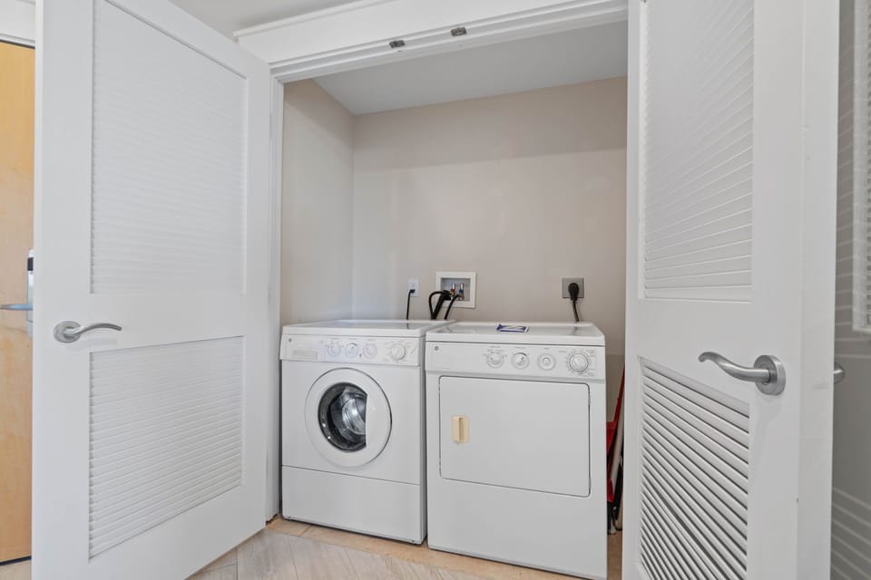 Washer and dryer machine sin hallway closet
