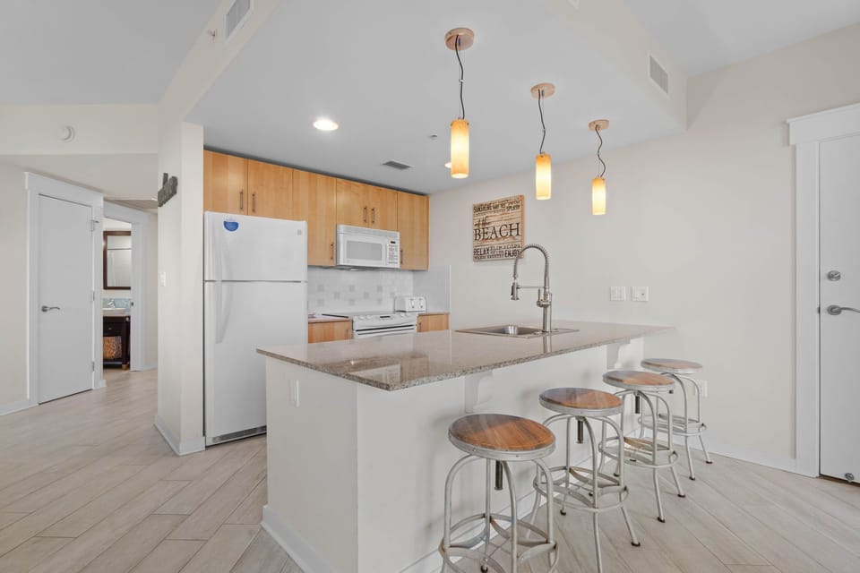 Full kitchen with breakfast bar