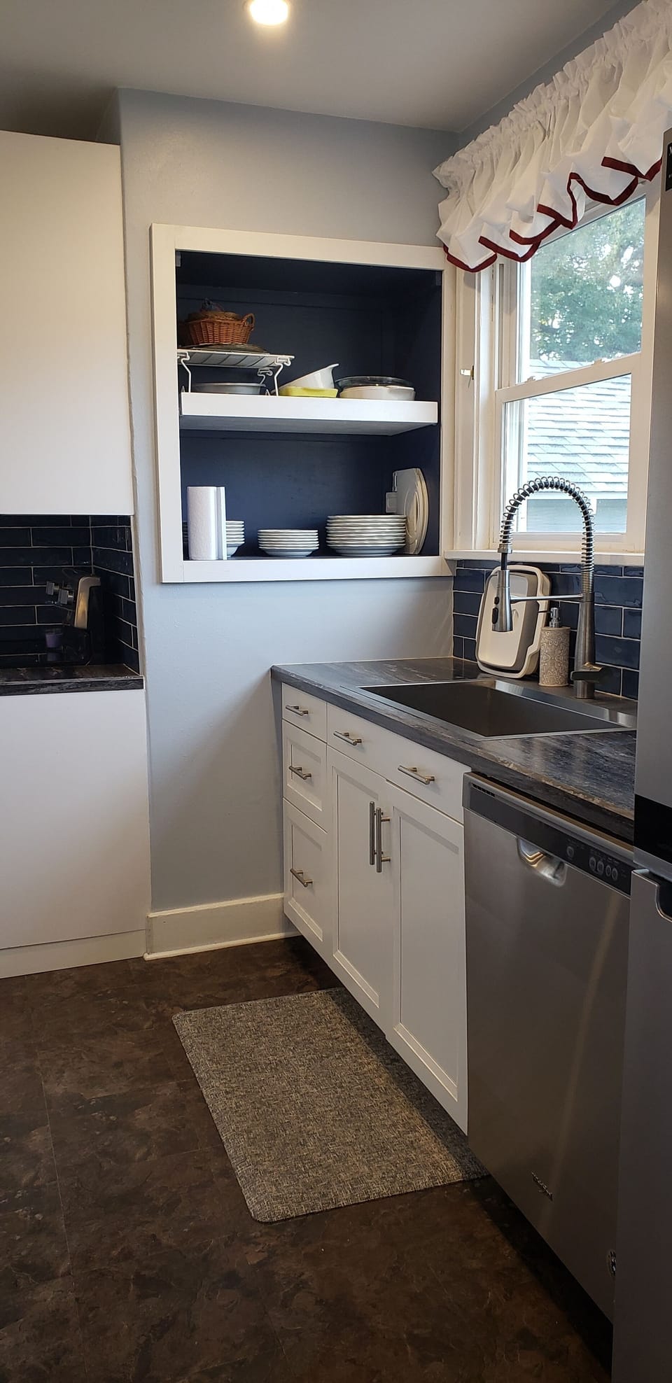 large kitchen sink, with lots of dishes & amenities to make cooking a breeze.