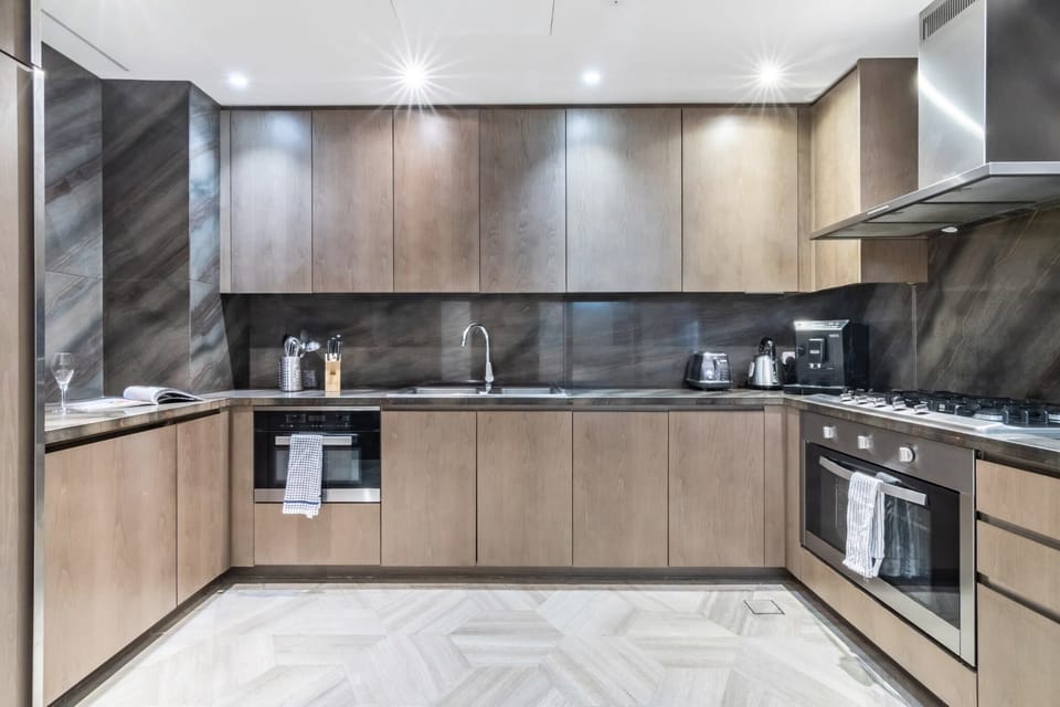 Fully equipped kitchen (washing machine and dryer in utility room)