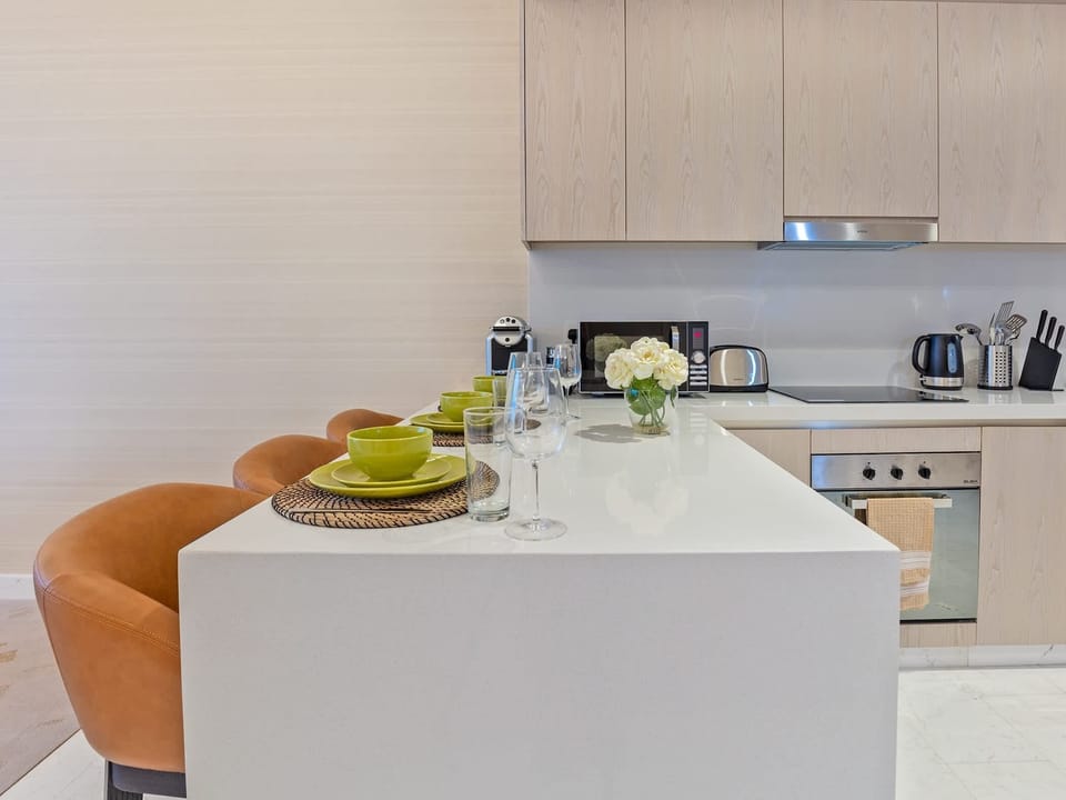 Fully equipped kitchen and bar area