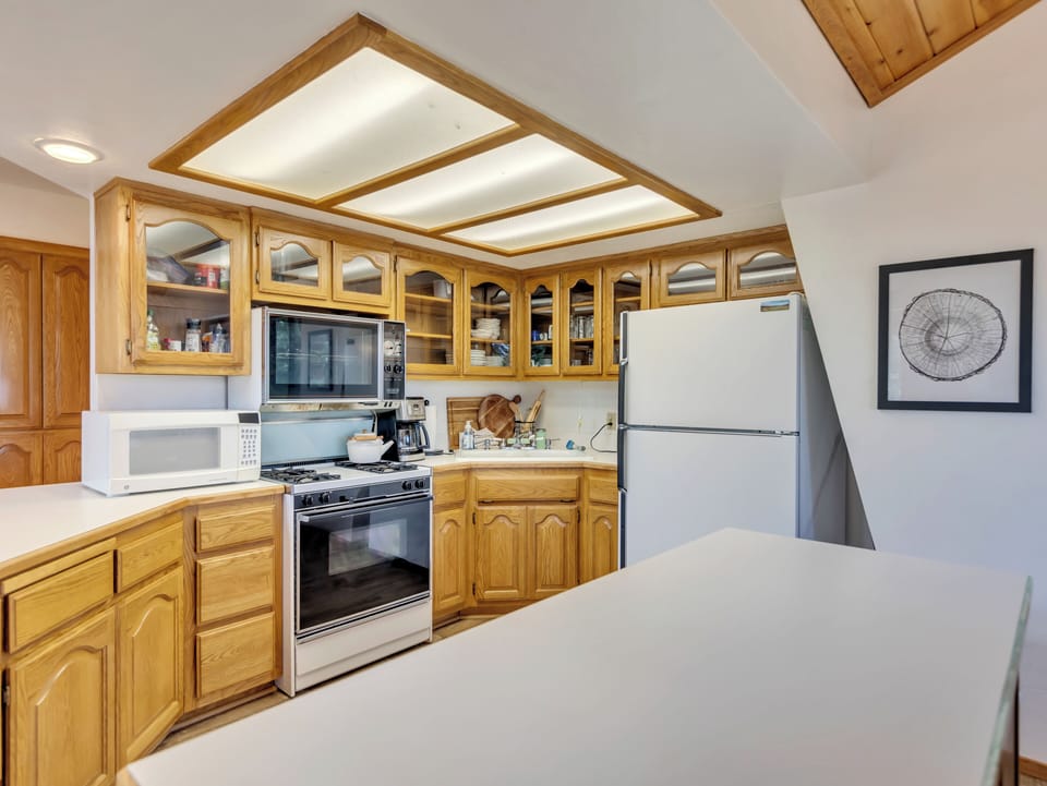 Main level kitchen/New stove