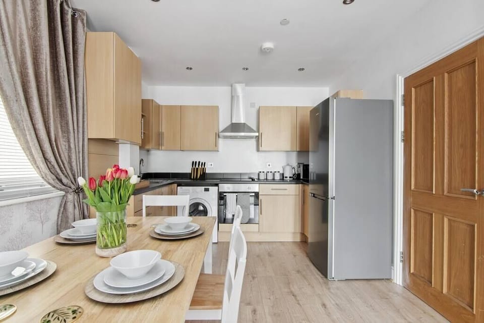 Kitchen & dining area