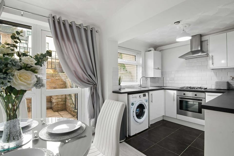 Deluxe Apartment - Kitchen & Dining Area