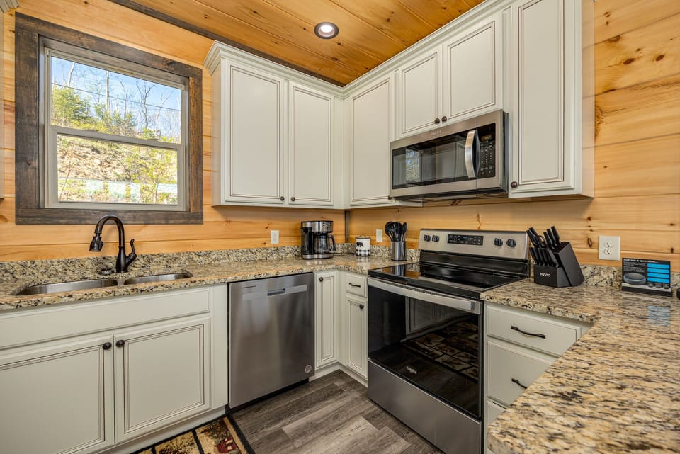 Fully equipped kitchen: cook/dinner/bake/silver-ware included