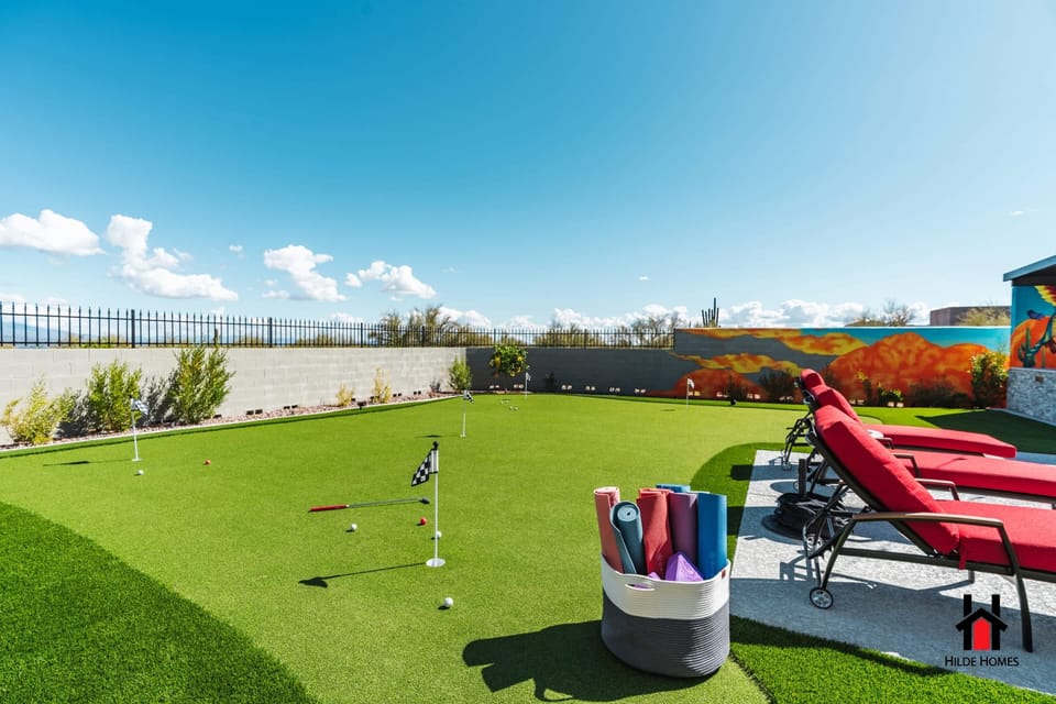 6-hole putting green!