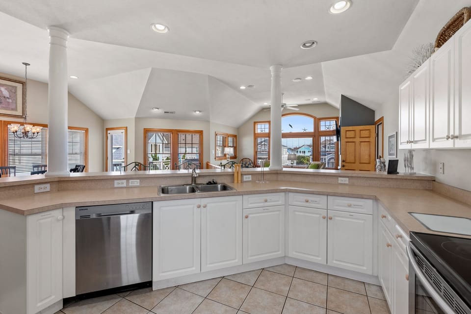 BU18R: White Dolphin (Right) | Top Level Kitchen