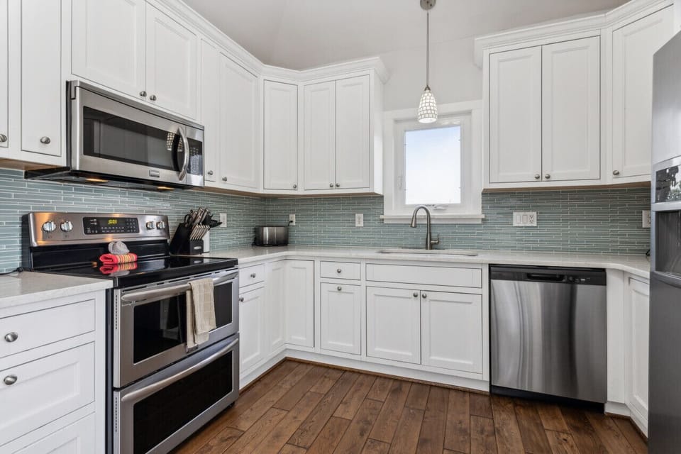 This kitchen is fully equipped with everything you need to meal prep and store.