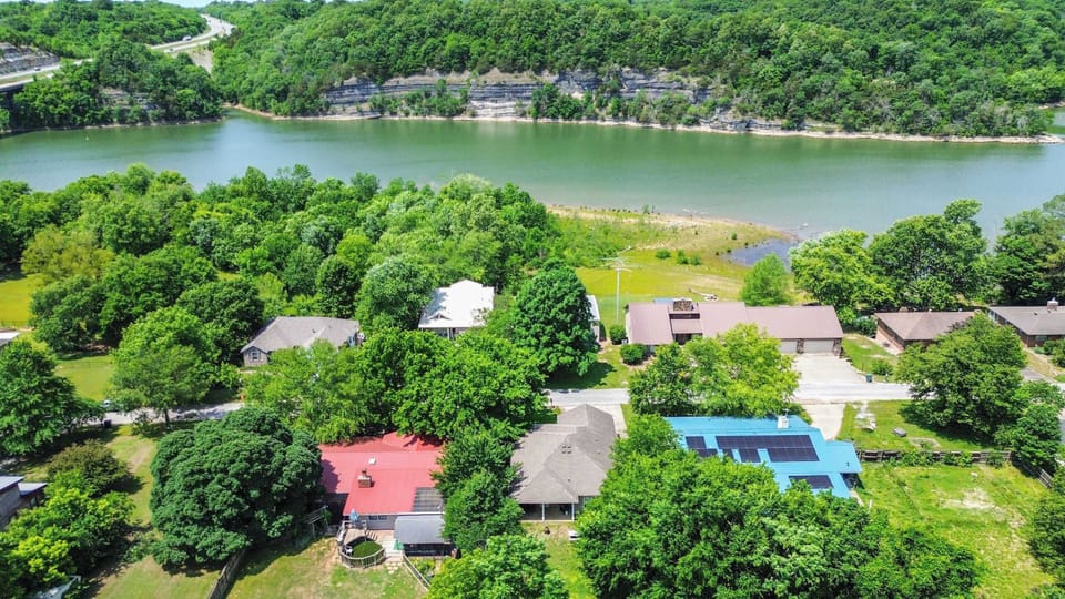 Proximity to Beaver Lake.