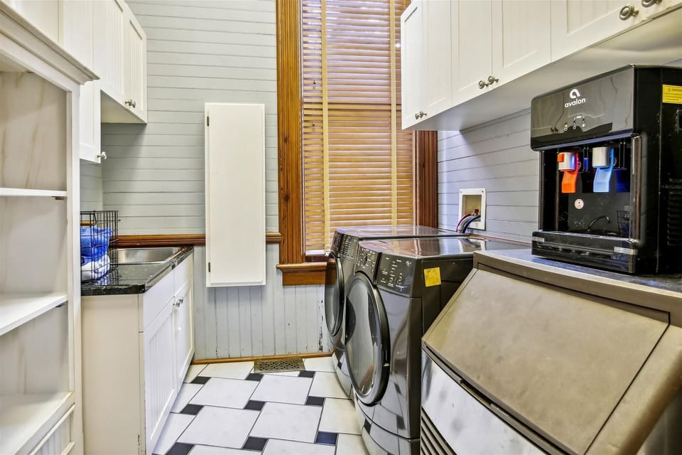 Laundry Room (Washer and Dryer)