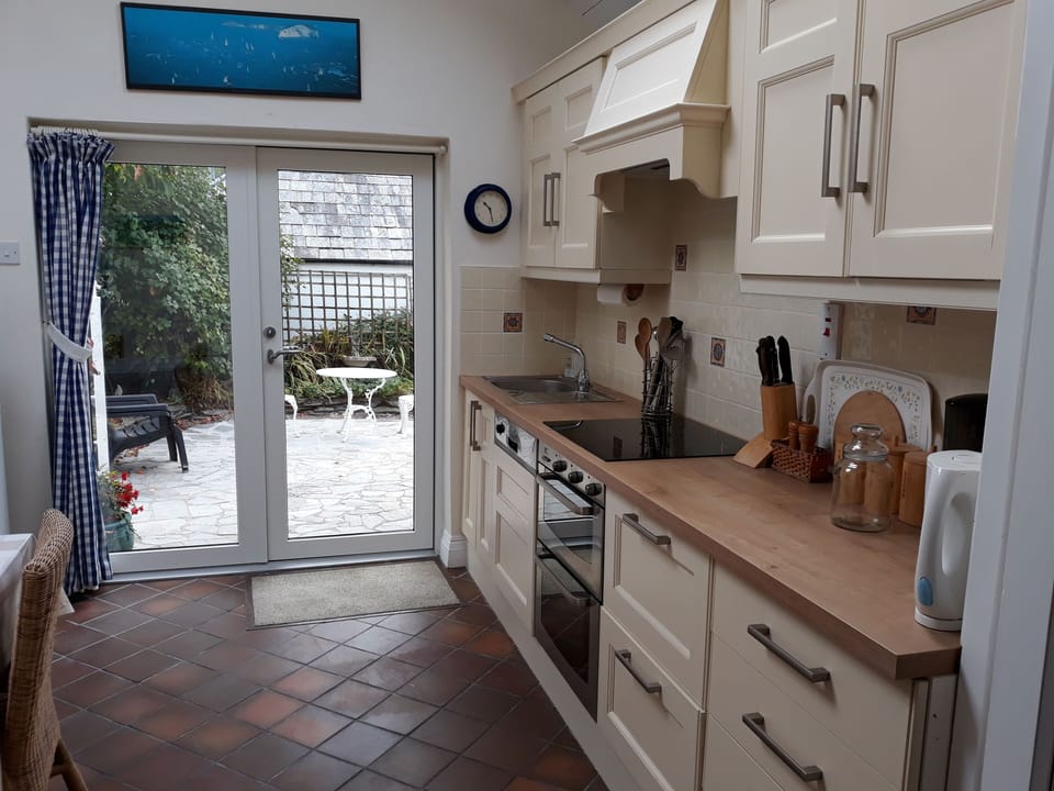 Fully equipped kitchen. Fridge/freezer, oven, hob, d/washer, cafetiere