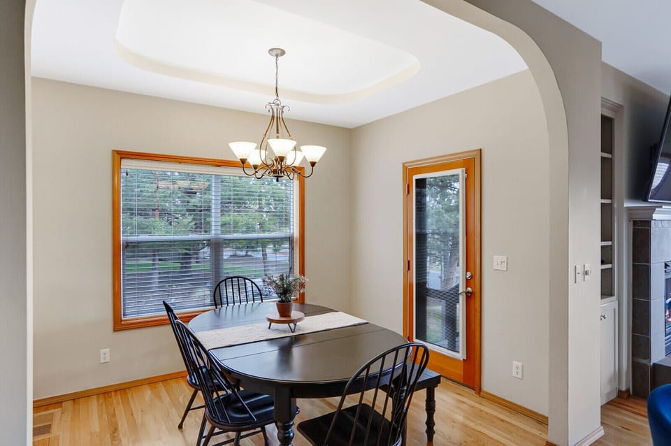 Share meals and memorable conversations at dining table good for 6 people.