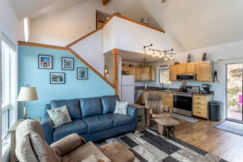 Living room adjusted to the kitchen