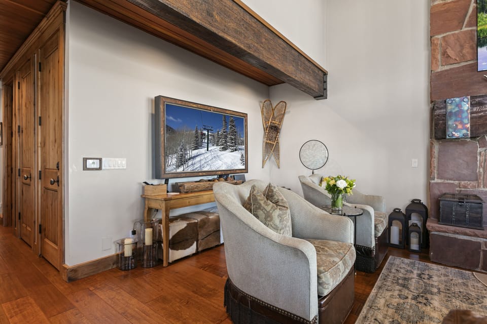 Living Room, Indoors, Furniture, Flooring, Floor