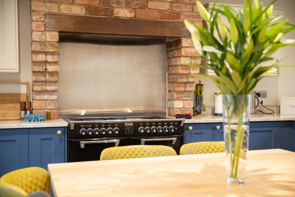 Farmhouse kitchen with seating for eight, range cooker and waste disposal
