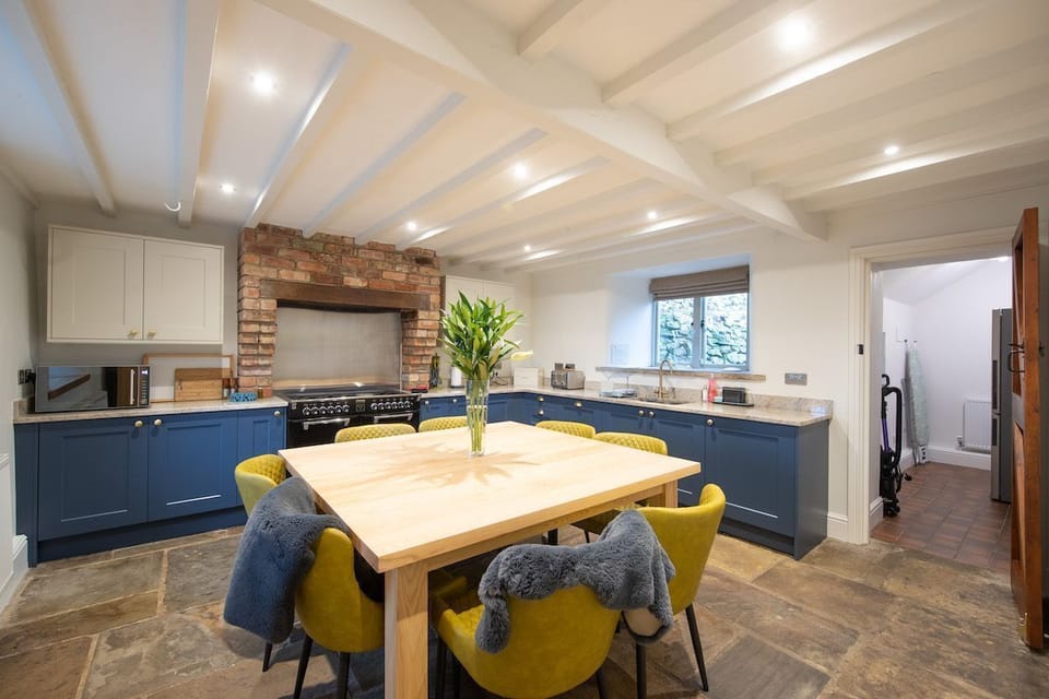 Farmhouse kitchen with seating for eight, range cooker and waste disposal