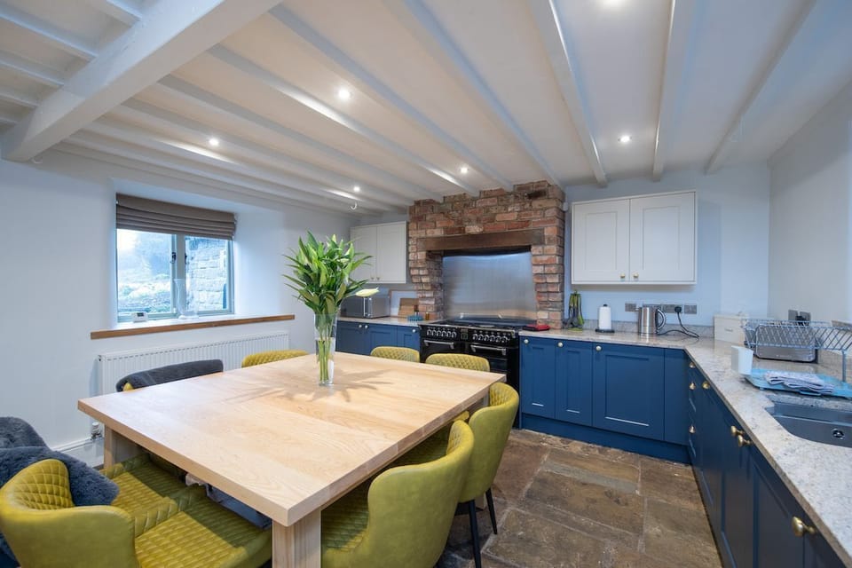 Farmhouse kitchen with seating for eight, range cooker and waste disposal