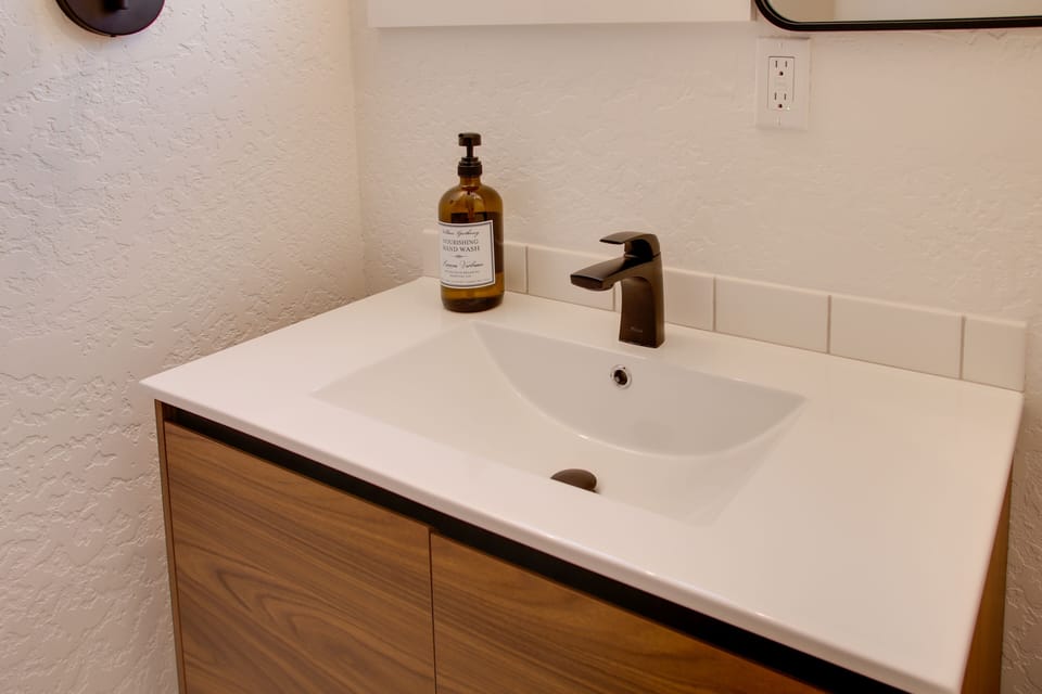 Full Bathroom | Towels Provided | Complimentary Toiletries | Hair Dryer