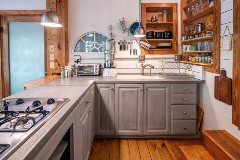 Cooking-equipped kitchen, spices, some staples provided