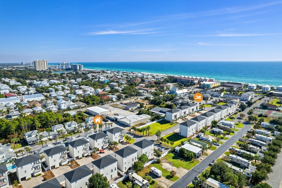 Minutes from the Beach and Community Pool