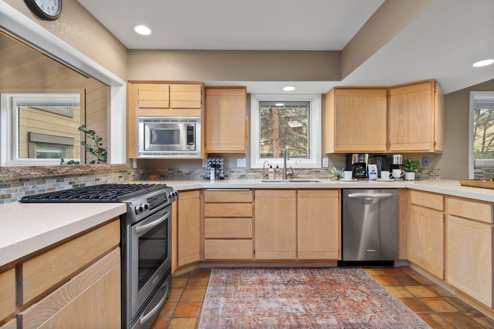 Fully equipped gourmet kitchen