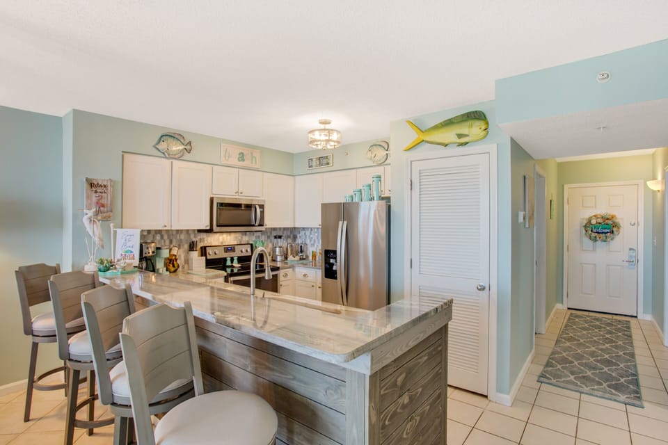Breakfast Bar with Bar Chairs
