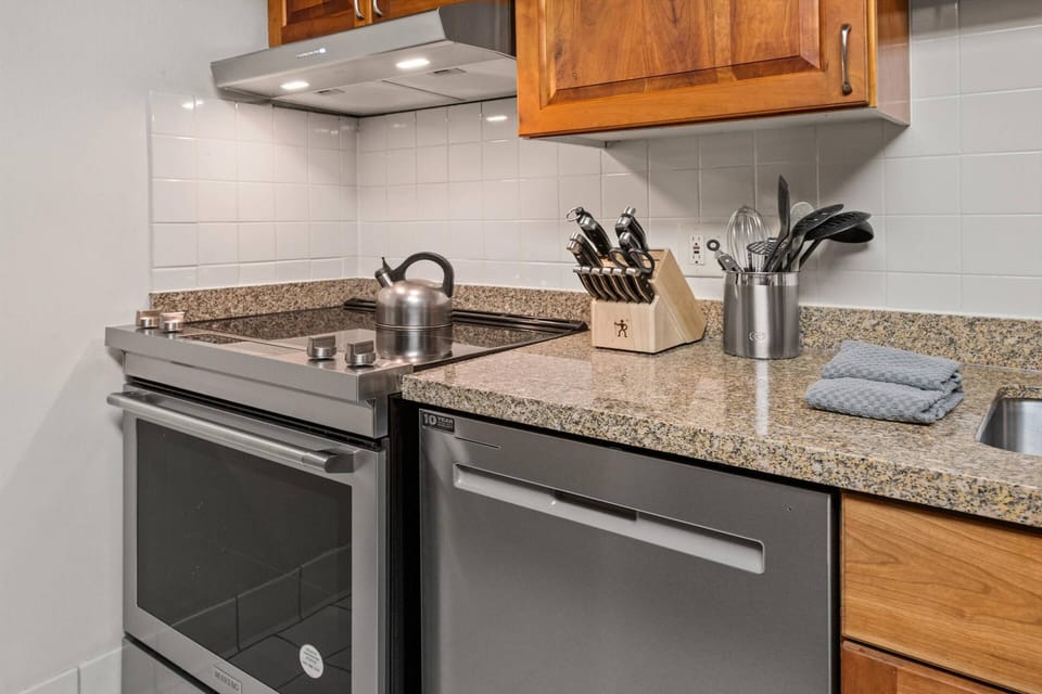 A full kitchen is a great amenity when coming to stay and explore Aspen with your family and friends.