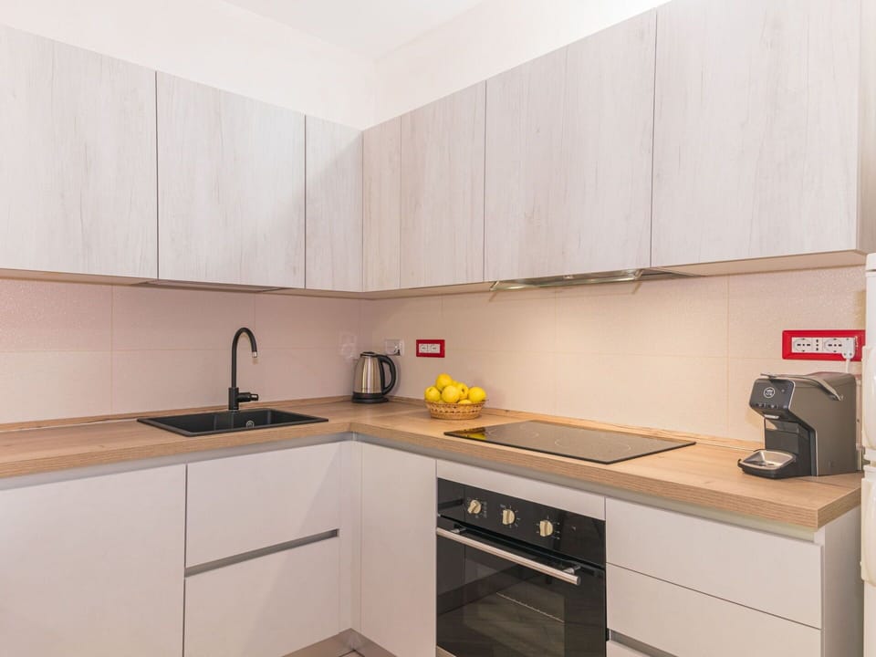 Kitchen Sink, Cabinetry, Countertop, Sink, Property, Kitchen, Building, Tap, Wood, Kitchen Stove