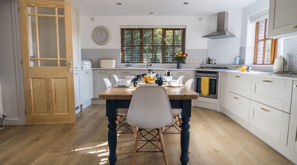 Dine in kitchen