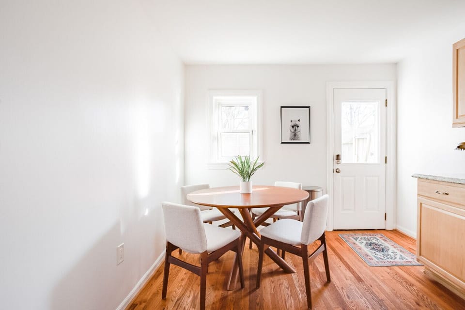 Breakfast area for 4 in Kitchen