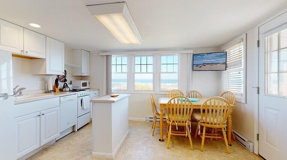 Ocean views in Kitchen | Dining for 6