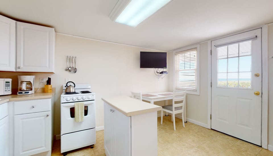 Entrance to cottage | Dining table available