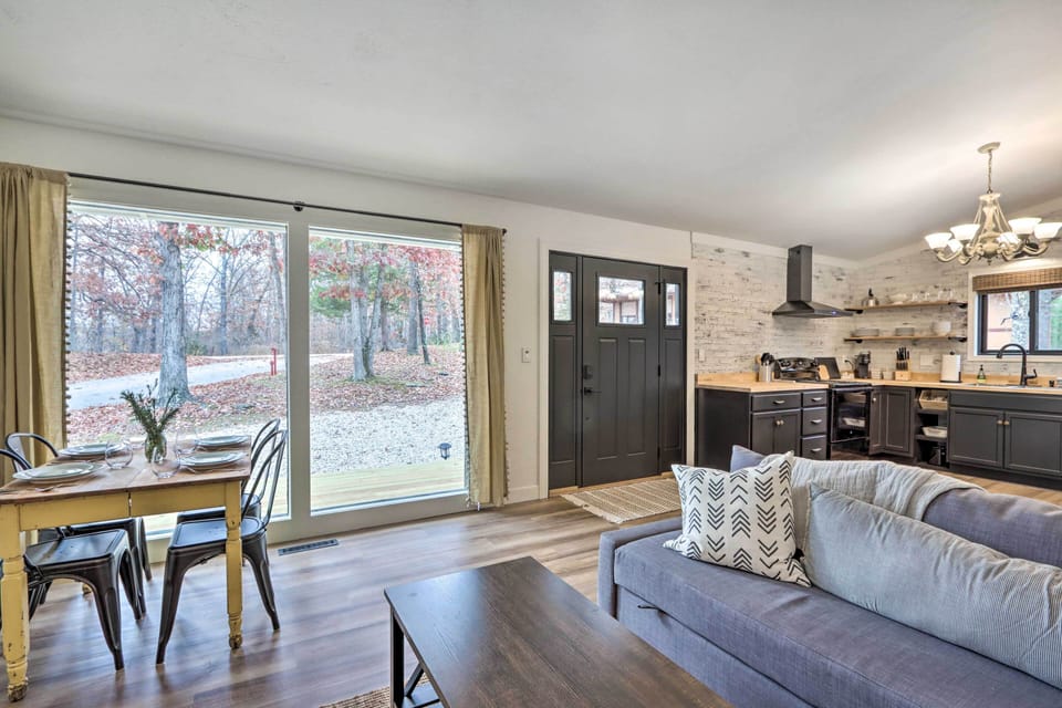 Dining Area | Dishware & Flatware Provided