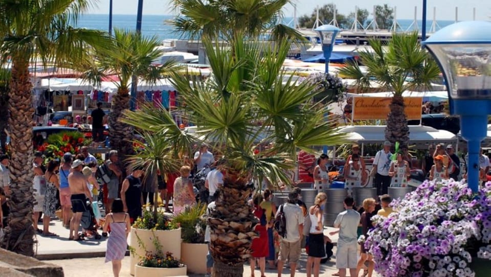 Market at St Pierre la Mer