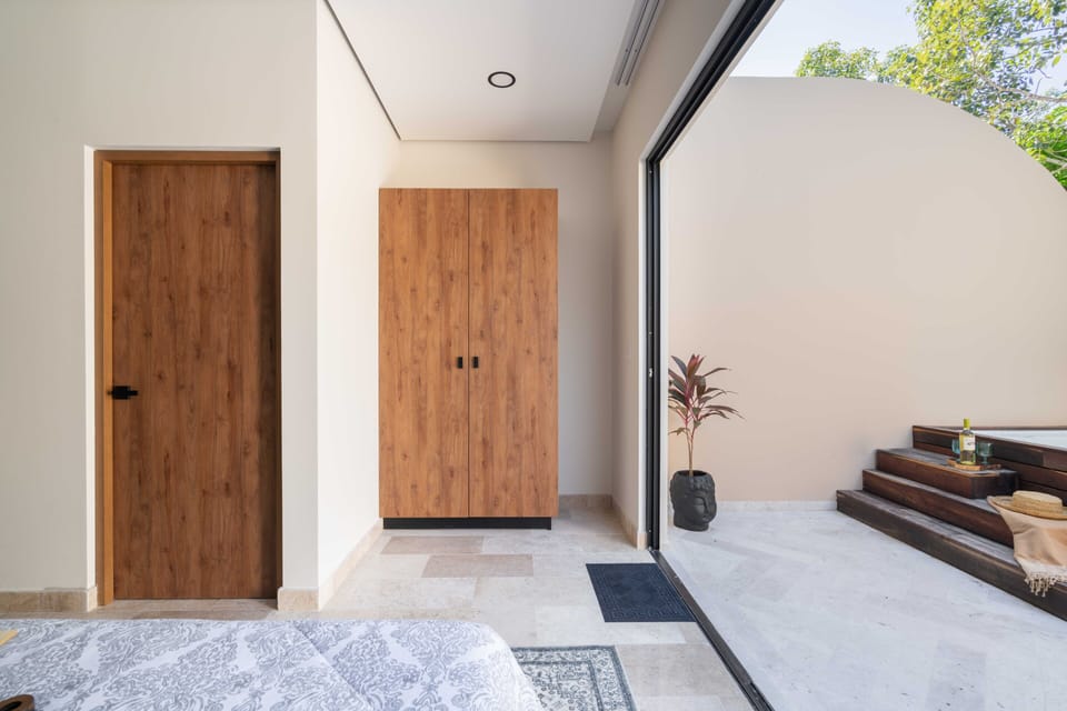 Queen bedroom, Ceiling fan, AC, Closet, safe