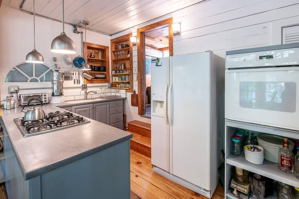 Full kitchen with oven, stove top, fridge