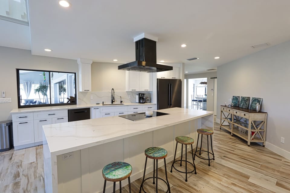 Kitchen with breakfast bar