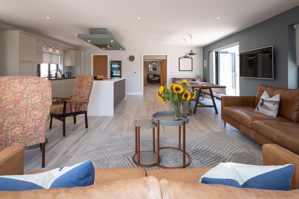 Trem Y Don Living Room, Dining and Kitchen