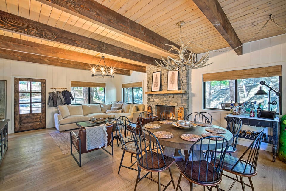 Dining Area | Dishware & Flatware Provided