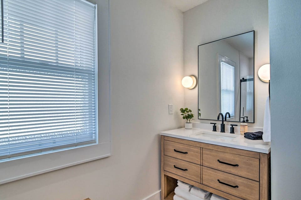 Full Bathroom | Complimentary Toiletries | 1st Floor