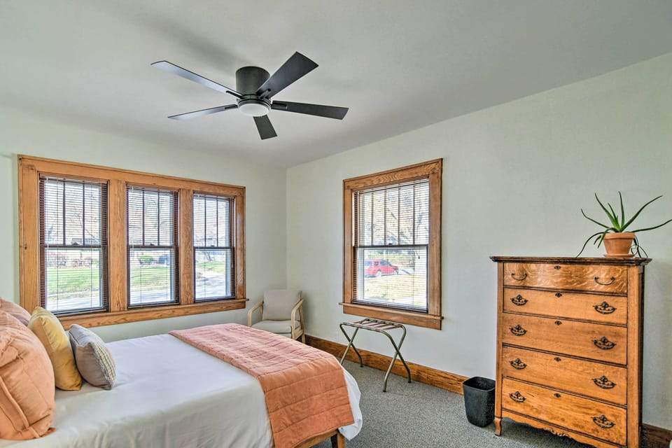 Bedroom 1 | Queen Bed | 1st Floor