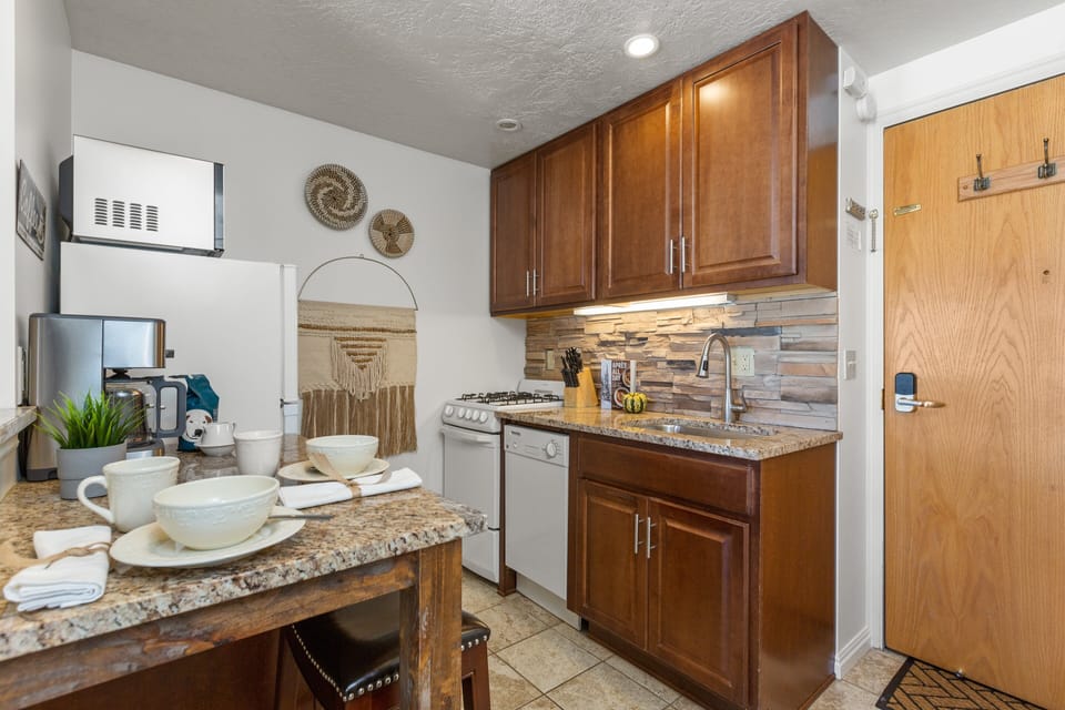 Fully Equipped Kitchen with dining space for 2