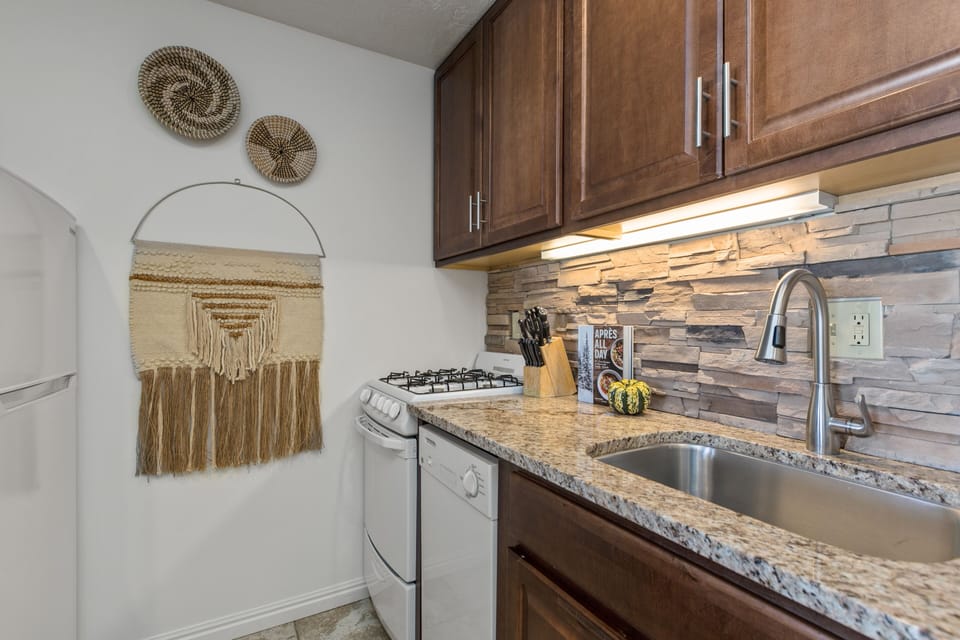 Fully Equipped Kitchen with dining space for 2