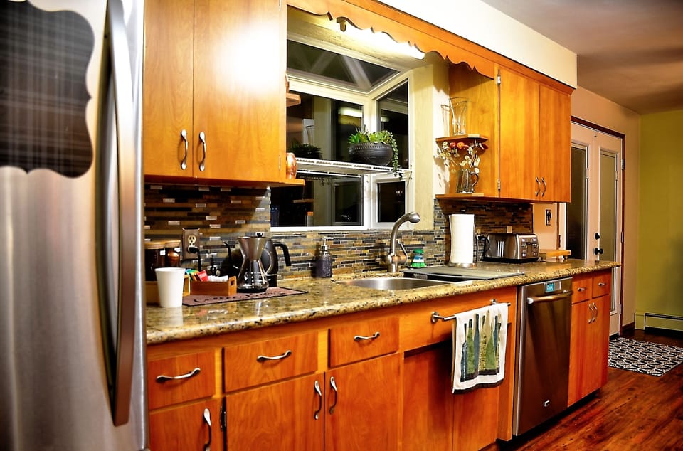 Fridge, bottom freezer w/ice-maker. Lots of granite counterspace & dishwasher.